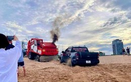 Lái xe bán tải chơi ngông phóng ào ào, bóp còi inh ỏi trên bãi biển đông người