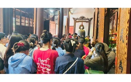 Học sinh Hải Phòng nô nức đi 'cầu may' trước kỳ thi