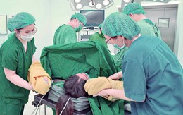 Cấp cứu trong đêm cứu người phụ nữ mang song thai 33 tuần nhiễm COVID-19