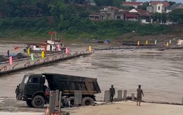 Cắt khẩn cấp cầu phao Phong Châu