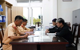 Con điều khiển xe đi bằng một bánh trên phố, cha bị lập biên bản