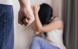 Nữ giáo viên bị chồng đánh mắng, bóp cổ, tát vào đầu vì hỏi 'ăn cơm chưa' không trả lời