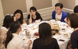 Cảnh tượng đáng xấu hổ ở buổi họp lớp khiến ai cũng hiểu vì sao người có gia đình bị bạn đời ngăn cản tham gia