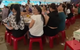 Đám cưới đáng nhớ của vợ chồng trẻ, khách ngồi trong nước lũ chúc mừng hạnh phúc