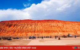 Bất chấp nắng nóng 62°C, du khách đổ đến 'chảo lửa' Hỏa Diệm Sơn