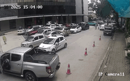 Đang đi bộ trong bệnh viện, người phụ nữ bị xe bán tải lùi trúng, cán qua người