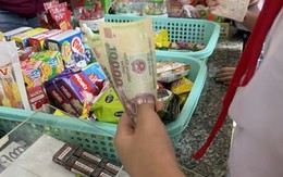Con tôi bị cô lập vì không có tiền tiêu vặt để mua đồ ăn cổng trường