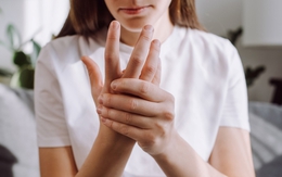 Người phụ nữ 31 tuổi ở Hà Nội bất ngờ liệt tứ chi từ dấu hiệu nhiều người Việt bỏ qua