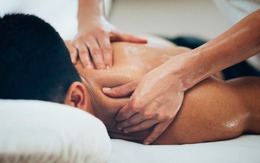 Mát xa cổ vai gáy, người đàn ông liệt luôn 2 chân