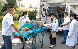 Đầy bụng đi khám, người phụ nữ sốc nặng khi sinh ra bé trai nặng 2,5kg