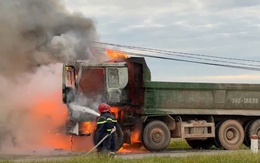 Video xe ben bất ngờ bốc cháy khi đang lưu thông tại Thanh Hóa