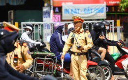 CSGT Hà Nội phơi mình trong 'chảo lửa' điều tiết giao thông