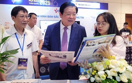 Báo Sức khỏe và Đời sống vinh dự đón các lãnh đạo cấp cao thăm quan gian trưng bày tại Hội Báo toàn quốc 2025