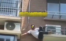 Ngoại tình bị phát hiện, người đàn ông đu bám bên ngoài tòa nhà kêu cứu