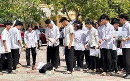 Thí sinh ngất xỉu giữa sân trường sau khi kết thúc môn đầu tiên