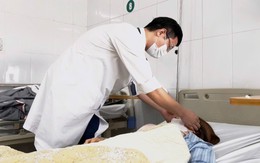 Người phụ nữ 32 tuổi nhập viện gấp sau khi tự nặn mụn trên trán