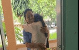 Đeo bảng đi tìm mẹ suốt 3 tháng giữa TPHCM, cô gái 18 tuổi vỡ òa khi đoàn tụ