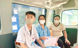 Xe cấp cứu cùng bác sĩ đón, đưa nữ sinh vừa phẫu thuật đi thi tốt nghiệp THPT