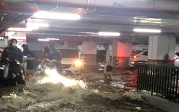 Nước ào ạt tràn vào hầm chung cư ở Hạ Long, người dân vội đưa xe ra ngoài