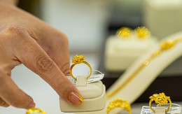Giá vàng thế giới lao dốc mất phanh, dự báo sắp tới ra sao?