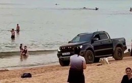 Khởi tố tài xế xe bán tải phóng ào ào, bóp còi inh ỏi trên bãi biển Tuy Hòa