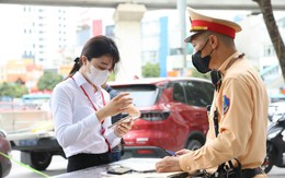 Loạt phương tiện 'leo' lên vỉa hè ở Hà Nội bị xử lý