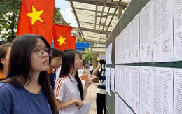 Phụ huynh Hà Nội sốt ruột chờ điểm thi lớp 10
