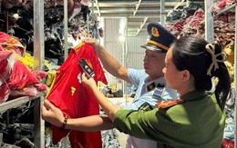 Kinh doanh quần áo giả mạo ở Hà Nội, một đối tượng bị khởi tố
