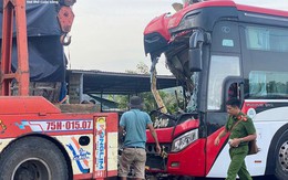 Ô tô khách va chạm xe tải, 6 người thương vong