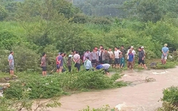 Cô gái bị lũ cuốn tử vong khi đi xe máy qua suối ở Hòa Bình