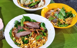 Quán nộm bò khô giá bình dân nổi tiếng 26 năm ở chợ Thanh Hà
