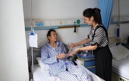 Bố chồng có cuốn sổ ghi đầy bí mật, khi ông bệnh, tôi đi gõ cửa từng nhà trong danh sách nhưng câu trả lời của họ khiến tôi lạnh buốt tim