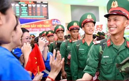Người dân chào đón đoàn quân ra Bắc luyện tập diễu binh mừng 80 năm Quốc khánh