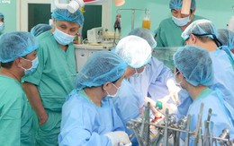 Bé trai 15 tháng tuổi hồi sinh kỳ diệu nhờ ghép gan của một người đàn ông