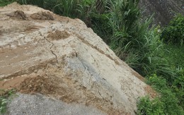 Cận cảnh bãi tập kết bột đá, cát thạch anh ngoài môi trường tại khu công nghiệp Thanh Bình ở Bắc Kạn