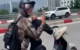 Hà Nội: CSGT vào cuộc vụ nam thanh niên dùng chân lái xe máy
