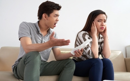 Nhờ mẹ giữ vàng hộ, vợ nói 1 câu khiến tôi choáng váng