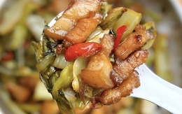 Cách làm ba chỉ kho dưa đậm vị, hao cơm