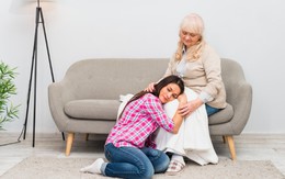 Nhận tiền trông cháu bị nói xấu, 6 năm sau mẹ chồng khiến con dâu hối hận