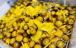 Chị em đua nhau mua sấu về ngâm, nhưng quên bước này dễ đổ bỏ vì sấu ngâm bị nổi váng