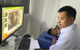 Bé trai 6 tuổi ở Ninh Bình bị dập nhãn cầu, xuất huyết trong mắt sau khi chơi dây thun và bóng nảy
