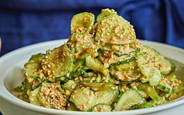 Dưa chuột đem thái mỏng rồi trộn cùng nguyên liệu này, cực ngon lại giúp chống nắng và làm đẹp da mịn màng