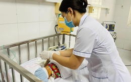 Em bé 3 ngày tuổi nhập viện gấp do người lớn tự cắt rốn bằng kéo, cứa dao lam khắp người để 'giải bệnh'