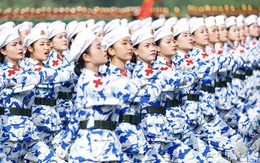 Khối nữ Quân y ‘khoe’ khí chất trong bộ quân phục rằn ri hiện đại