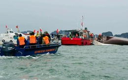 Khoảnh khắc tàu chở khách lật úp trên vịnh Hạ Long khiến hàng chục người thương vong