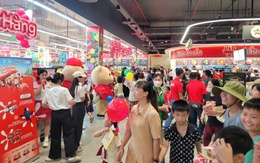 Khuyến mại sâu có lợi túi tiền, người tiêu dùng tranh thủ cuối tuần mua sắm tấp nập