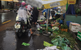 Bức ảnh sạp rau của mẹ cùng dòng tâm sự nhói lòng: “Mình thất nghiệp, mình không nuôi nổi mẹ”