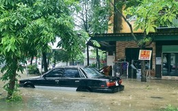 Thanh Hóa: Người dân không kịp trở tay nhìn loạt ô tô ngập trong 'biển nước'