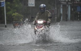 Trước giờ bão Wipha đổ bộ, đường phố Thanh Hóa ngập nặng, hàng quán im lìm