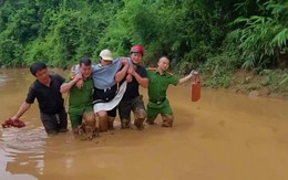 Vượt lũ, lội bùn đưa sản phụ suốt chặng đường 20km đi sinh